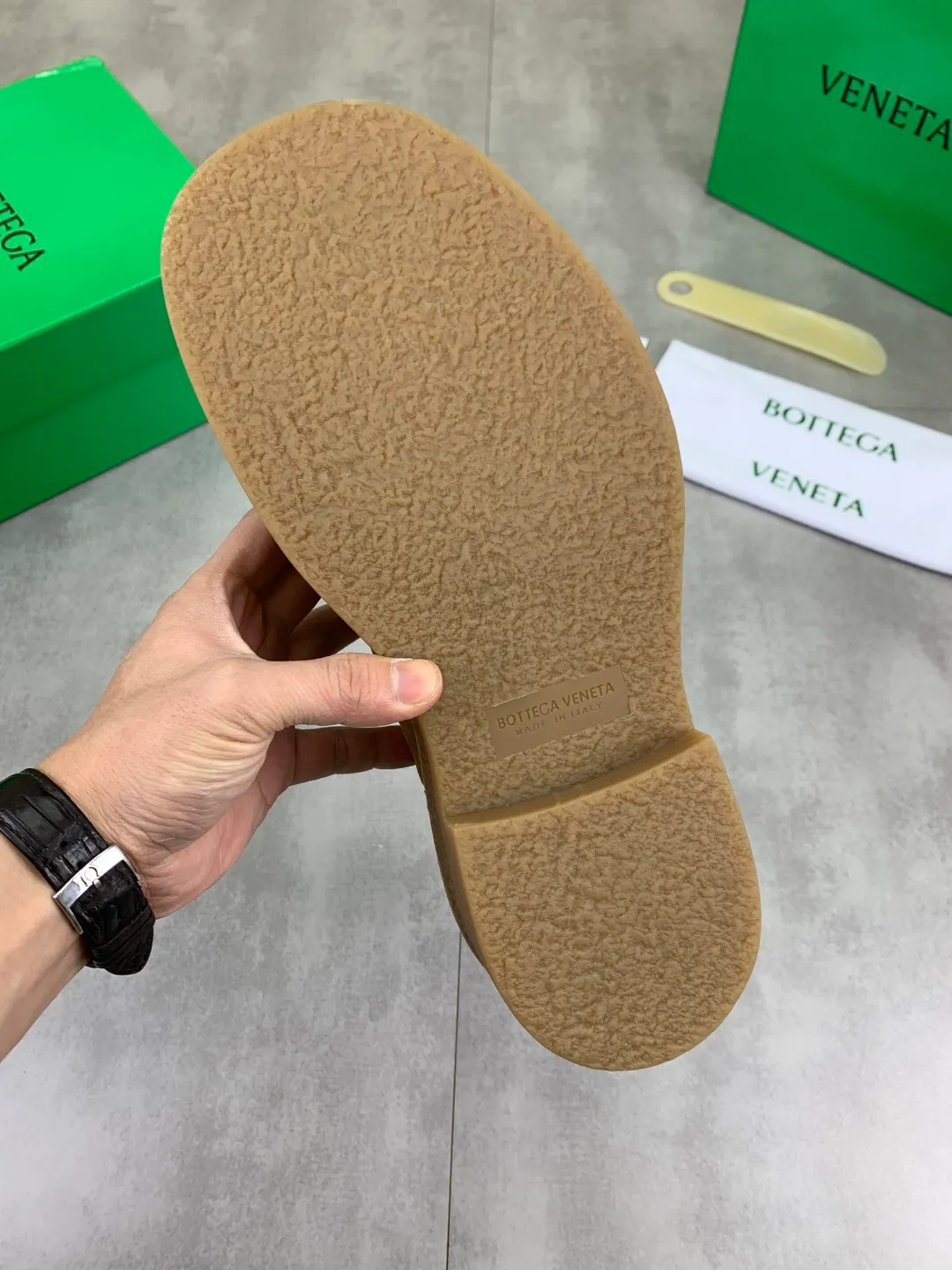 Men's men's shoes 💰P740 New model 💰 Top quality (beef tendon outsole series) 💎💎💎 BOTTEGA VENETA official website synchronizes the latest model, top version of the market's highest version of BV business leather shoes, accept material comparison, shoe type comparison, process comparison, practical and texture, versatile, suitable for any occasion, the more you look at it, the more flavorful it becomes. Pure hand-woven craftsmanship - upper material, imported original hand-woven calfskin - high-quality water-dyed sheepskin lining - original private model customized beef tendon outsole -Size: female 35-39 (34 40 customized) male 39-44 (38 45 customized) Comes with original BV green box, complete packaging.